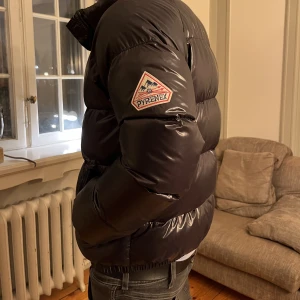 Pyrenex Jacka - Säljer min snygga Pyrenex Jacka som knappt används och därför anledning till att den säljs, den är fortfarande i väldigt bra skick! Nypris är 5000kr