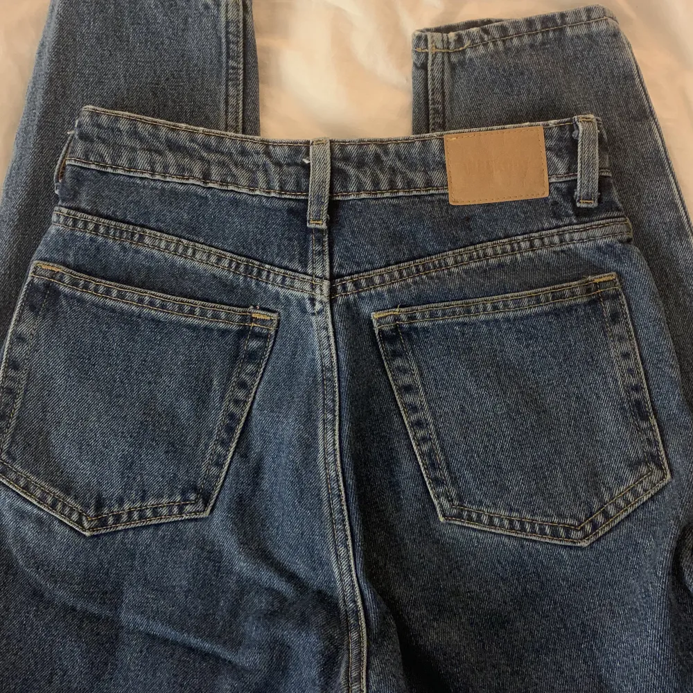 Mellanblå/mörkblå jeans från Weekday i modellen Lash ✨ (momjeans passform) Fint skick!. Jeans & Byxor.
