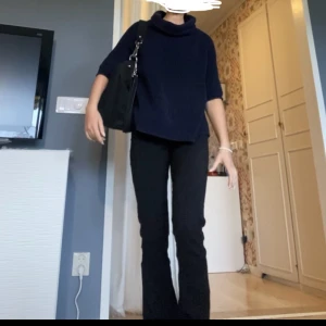 Fin tröja från Edblad  - Säljer min superfina marinblåa tröja från Edblad då den inte kommer till användning längre. Strl S men passar också XS💗priset går att diskutera💗bara att skriva vid frågor💗