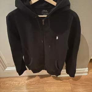 Skön och nästan helt oanvänd zip hoodie från Polo Ralph Lauren | storlek S:  Nypris: 2000 Vårat pris: 1100