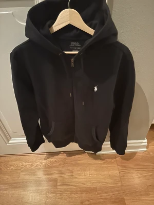 Polo Ralph lauren  - Skön och nästan helt oanvänd zip hoodie från Polo Ralph Lauren | storlek S:  Nypris: 2000 Vårat pris: 1100