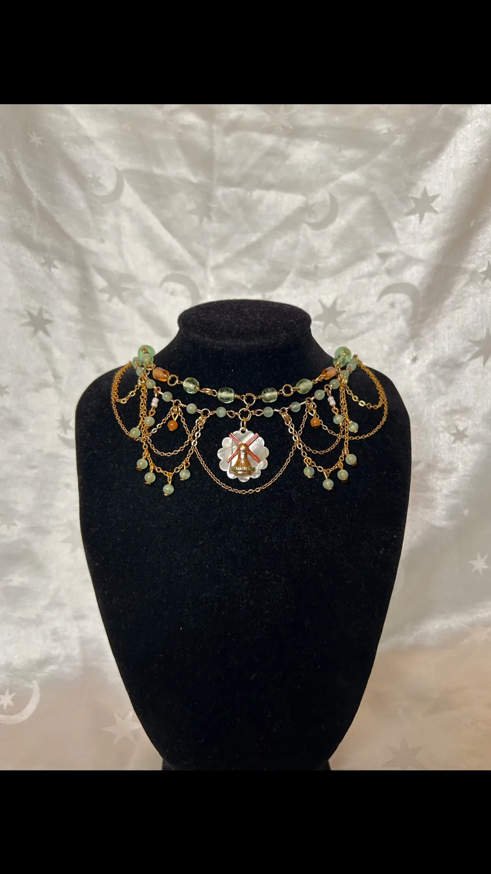 Väderkvarn:) Grönt och orange handgjort halsband med guldiga kedjor. Förlängningskedja finns på halsbandet <3 Omkrets: 36-41 cm. Accessoarer.