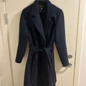 Kappa, storlek XL - Säljer min fina marinblåa kappa i storlek LX från Vero Moda som knappt är använd.   1 år gammal.   Kan hämtas upp i Malmö eller skickas, köparen står för frakten. Betalas med Swish! 