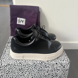 Eytys  - Säljer mina  eytys i modellen doja i läder. Storleken är 36 och säljer på grund av att de tyvärr inte kommit till användning då jag har liknande. Endast använda 5 gånger så ser nästintill nya ut. Kartong och dustbag tillkommer. Pris: 1400kr+frakt