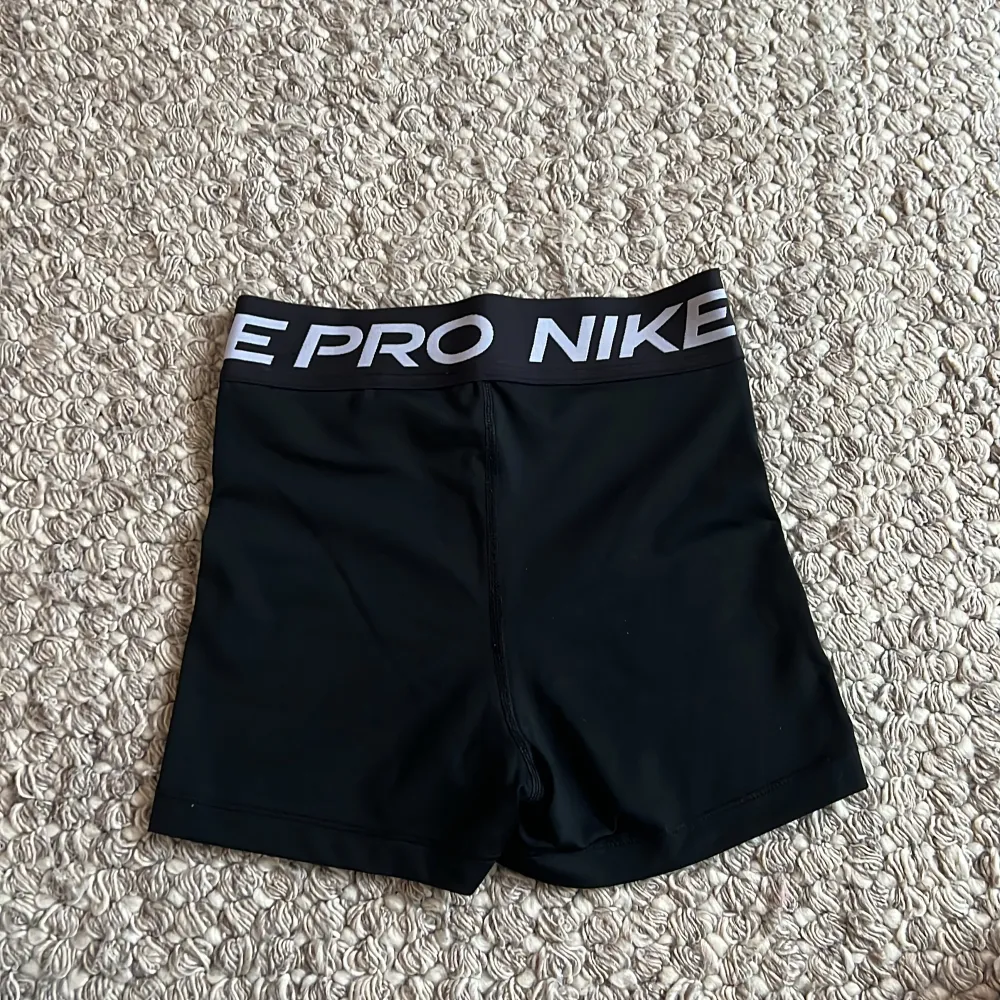 Nike pro shorts i storlek XS men är små i storleken. De har inga slitage och är nästan som nya🥰. Shorts.