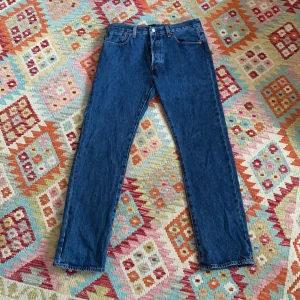 Levis 501. Mycket bra skick strl 32/32 - Levis jeans i mycket bra skick. Storlek 32/32