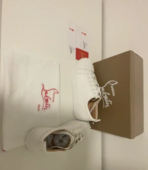 Christian Louboutin  - Tjena! Säljer mina splitternya Christian Louboutin skor i storlek 42, allting medföljer och bara testade 1 gång inomhus och i skick 9,5/10, vid övriga frågor är det bara att höra av sig privat!