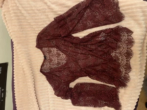 see through tröja - en vinröd V-neck tröja från gina tricot. Använd 2/3 gånger. 