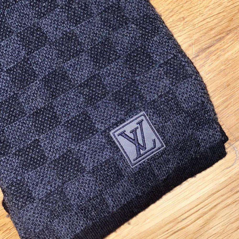 Säljer Louis Vuitton halsduk fin släckfri ingen slags hål eller något fräsch o ny,byte tas imot. Övrigt.