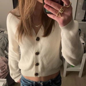 Kofta - Säljer denna snygga vita koftan i stl XS/S  Den är knappt använd, skriv vid intresse!