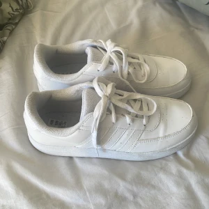 Adidas sneakers - Ett par vita adidas sneakers.Lite smutsiga men går säkert tvätta bort .Därav priset.Är lite stora för mig då bara använda få gånger.Storlek 38,nypris 599
