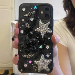 Mobilskal till iPhone 11 - Supersnyggt skal med glittriga stjärnor till iPhone 11! Köparen står för frakt