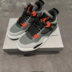Jordan 4 red thunders  - Jag behöver sälja dem så snälla köp men dem är aldrig använda dem och är köpta på Harrods London 
