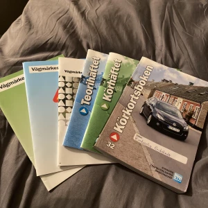 KÖRKORTSPAKET - Säljer nu mina körkortsböcker då jag inte kommer att behöva dessa längre I paketet ingår: Körkortsboken STR Körhäftet STR Teorihäftet STR Vägmärken och vägmarkeringar STR Vägmärkestest STR Vägmärkesförteckning STR Jättefint skick men vissa lite skrivna i 