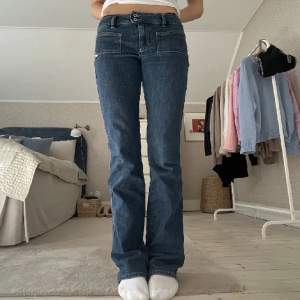 Säljer mina skit snygga diesel jeans i storlek 36! Jätte fina detaljer💕💕 innerbenslängden är 88cm💕 skriv för frågor!