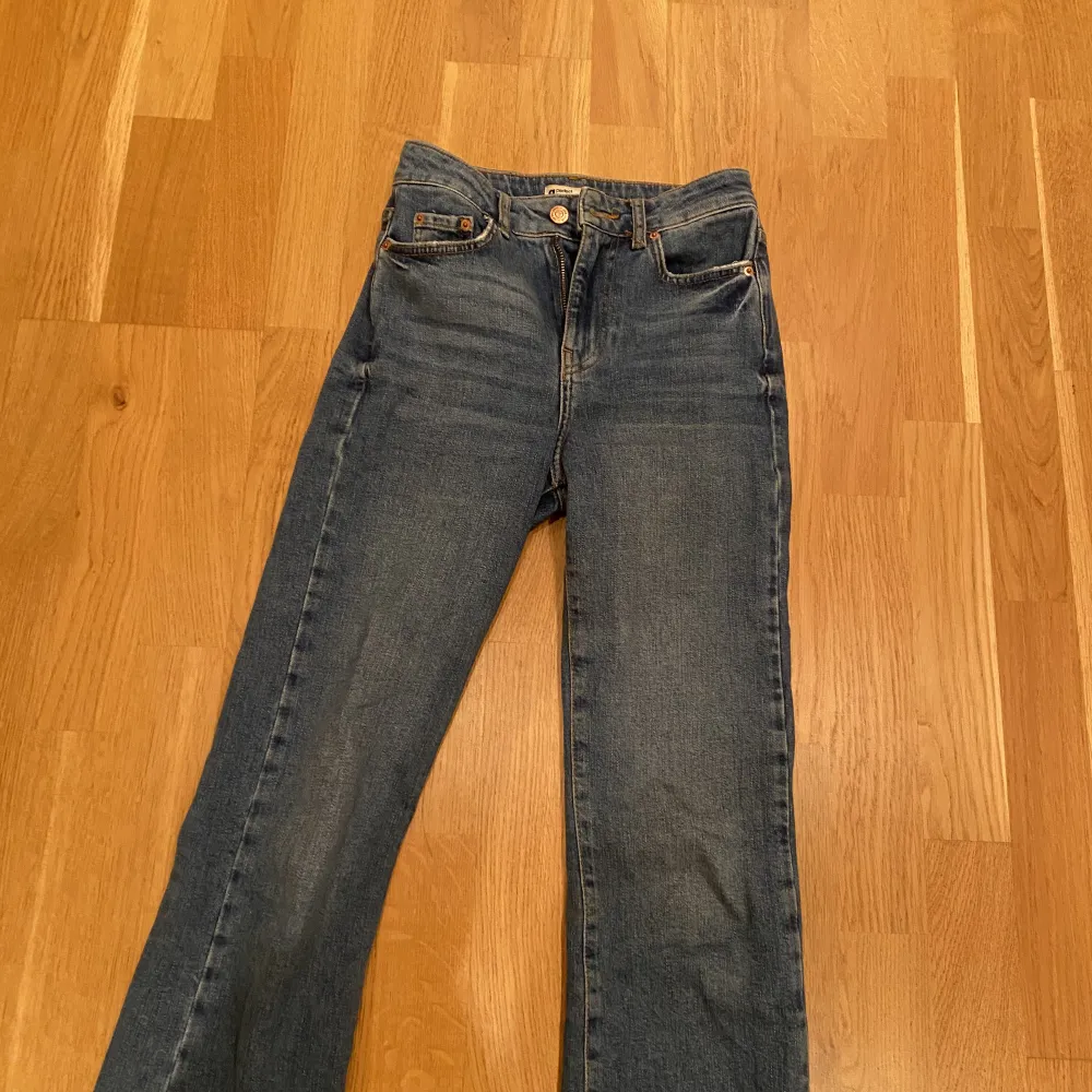 mörkblå jenas från Gina Tricot i storlek  32. utsvänga där nere och knappt använda. perfekta om man är runt 160 eller kortare.. Jeans & Byxor.