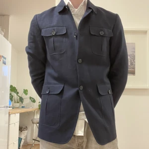 Overshirt/safari jacka - Tjena! Säljer min tvärfeta overshirt från tiger of sweden pga lite användning i marinblå! Köptes för 1500 och är gjord i line. Perfekt till våren och sommarn!