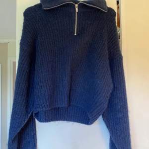 Jättefin och mysig mörkblå zip up stickad tröja från Gina tricot nu till vintern. Nypris 400 kr, endast använd en eller två gånger och är helt slutsåld. Pris går att diskutera 