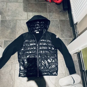 Moncler cardigan tricot - Riktigt fet cardigan från moncler, bra skick, självklart äkta. Bara att skriva vid funderingar eller fler bilder! Byte mot annan cardigan kan vara vid intresse