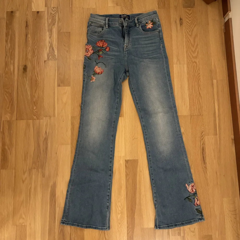 Super fina jeans med inbeordrade blommor på. Dem är i fint skick! Dem är rätt små, står storlek 27 skulle säga att det motsvarar xs. Jeans & Byxor.