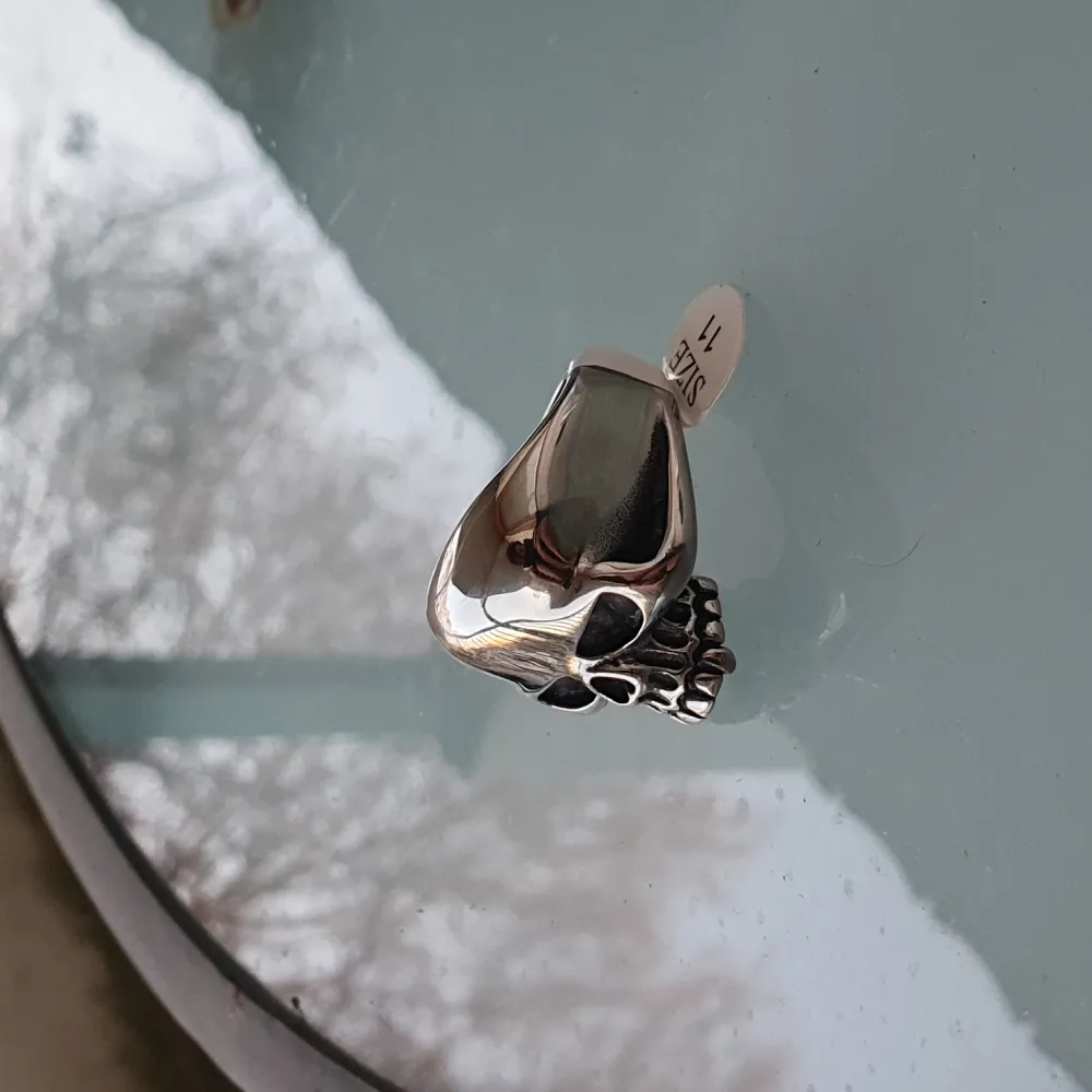 Två stycken dödskalle ringar av silver i stil av de Keith Richards använde. Ej använda pga fel storlek. 300kr per ring.. Asusteet.