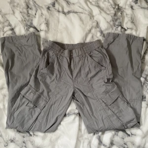 Gråa cargo pants - Säljer mina oanvända cargo byxor som jag köpte förra sommarn, dom sitter väldigt fint och är i toppen skick💕