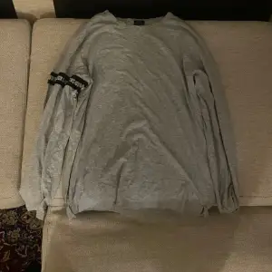 Långärmad grå tröja från H&M (lämnas antingen nytvättad/strykt eller båda)