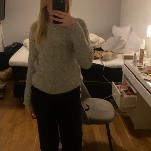Stickad tröja  - Grå stickad tröja från Yessica. Strl S.