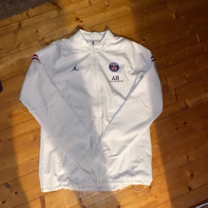 PSG  - Säljer min PSG kofta, storleken M och är i perfekt skick. Kan spännas vid midjan för en bättre önskad passform. 