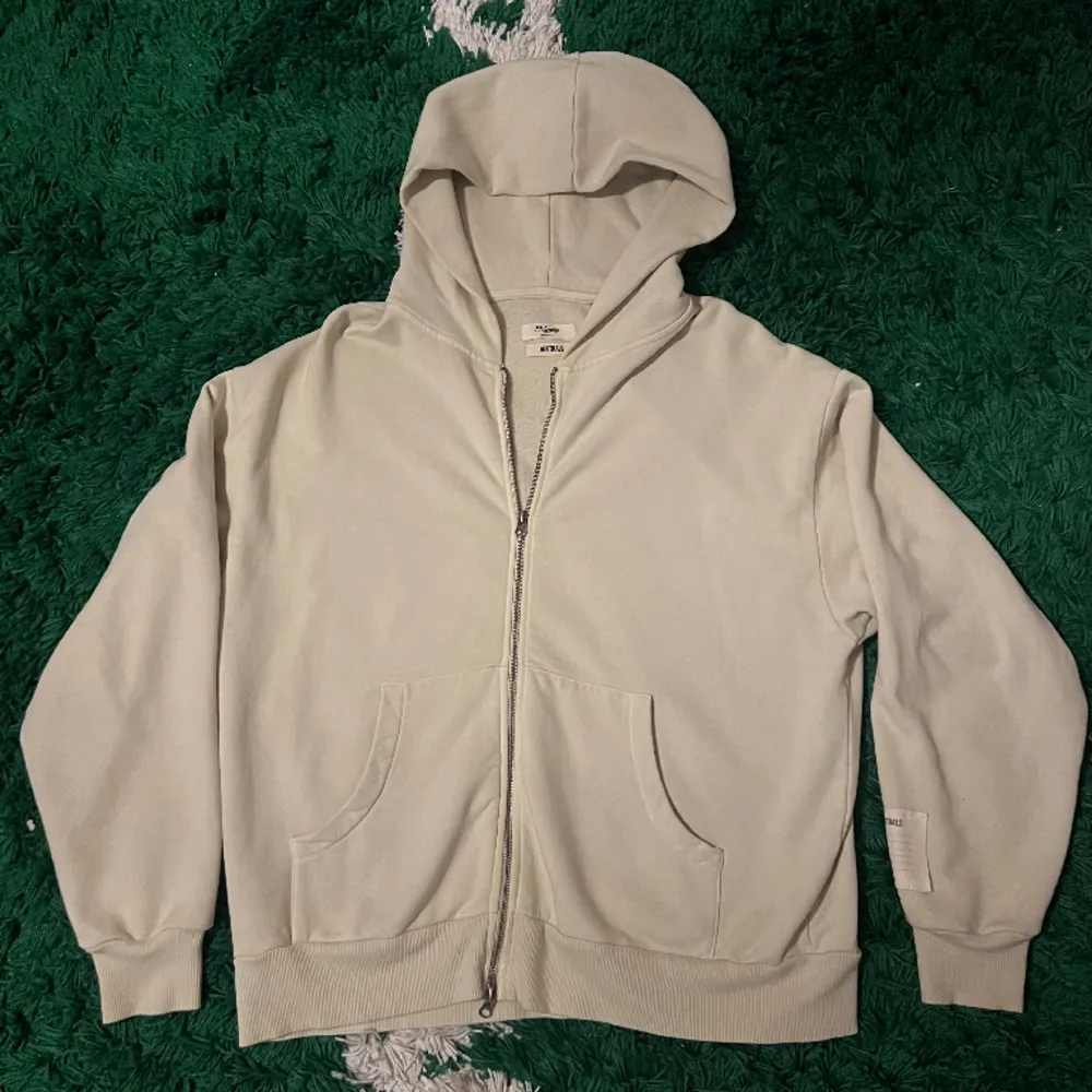 Denna fina zip hoodie ifrån Jaded London är nu till salu för endas 199:-, nypris $75. Nyskick, knappt använd utan defekter. Storlek S men är stor i storleken och sitter lite oversized.. Hoodies.