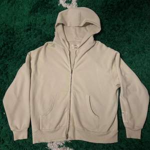 Denna fina zip hoodie ifrån Jaded London är nu till salu för endas 199:-, nypris $75. Nyskick, knappt använd utan defekter. Storlek S men är stor i storleken och sitter lite oversized.