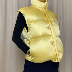 Gul väst - Ny väst från Filippa K i gult silkesmaterial! ✨ perfekt till vintern!