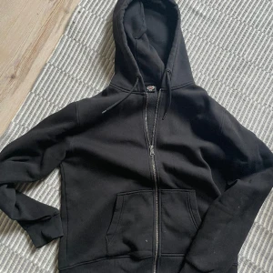 Colmar zip Hoodie  - Säljer mina snygga Colmar zip Hoodie i gott skick. Säljer för den tyvärr blivit  för liten. Hör av er vi fråger!