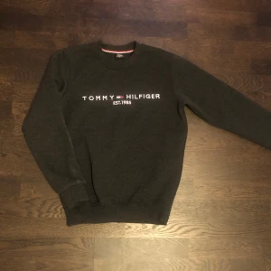 Tommy Hilfiger tröja - Varm, mysig, mörkgrå tröja Står M men passar som mig som har S