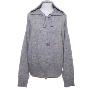 Stickad tröja - Snygg stickad hoodie från HM. Priset går att diskutera.