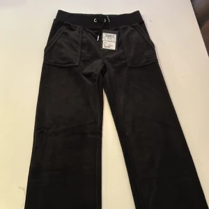 Juicy Couture Byxor - Helt nya byxor med prislapp kvar, säljer då jag fick de av min kille men det var fel storlek. Kan gå ner i pris vid snabb affär