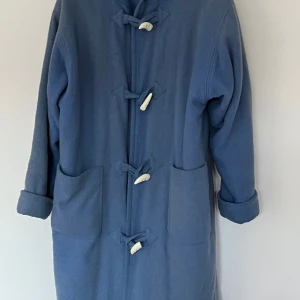 Kappa - Säljer en duffel i vacker blå färg. Fodrad vinterkappa.