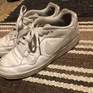 Nike skor - Säljer då dom inte är i min storlek . Bra skick förutompå högra skon då ett hål finns i hälen, skriv för fler bilder