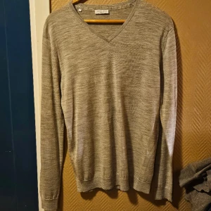 Selected/home - V-ringad grå tunt stickad tröja. Aldrig använt. 100 kr + frakt