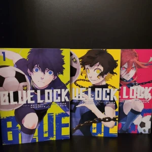 Blue lock manga - Vol 1-3 av blue lock mangan på engelska. Väldigt fint skick, ser nya ut. 300 kr för alla 3, + frakt