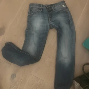 Prisförslag på replay jeans!! -  Super snygga Replay jeans som är straight , original pris kanske kostar runt 1300? Så kom med pris förslag❤️