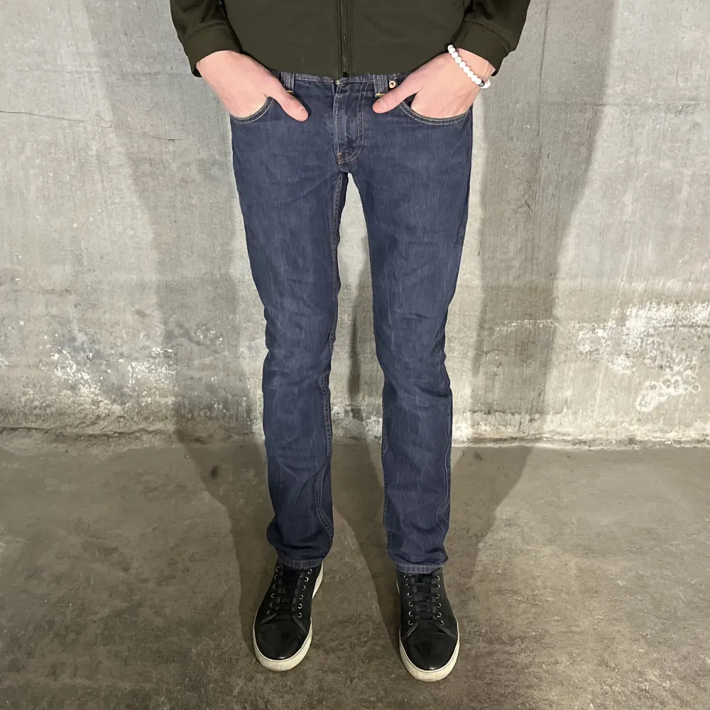 Levi’s jeans 511 i färgen marinblå. Storlek 30/34. Fint skick, nypris 1099, köp för endast 299kr.  Fast pris gäller🤝. Jeans & Byxor.