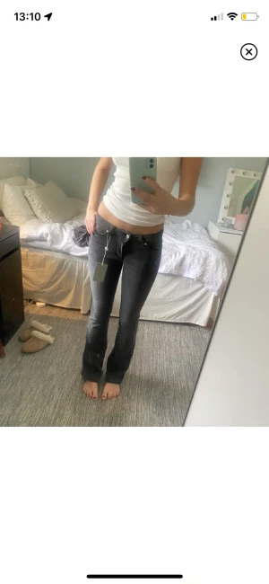 Low waist jenas - Säljer dessa byxor pågrund av att jag köpt dem från en annan tjej här på Plick som sa att dem var i st 26/34 vilket dem inte va. Dem är i st 28/32 tyvärr passar dem inte mig, köpte för 600kr men säljer för 500kr