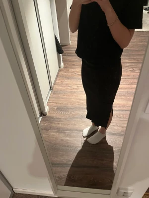 Kjol - Säljer denna superfina kjolen från pieces som inte kommer till användning tyvärr, andvänt några gånger men i bra skick💕💕