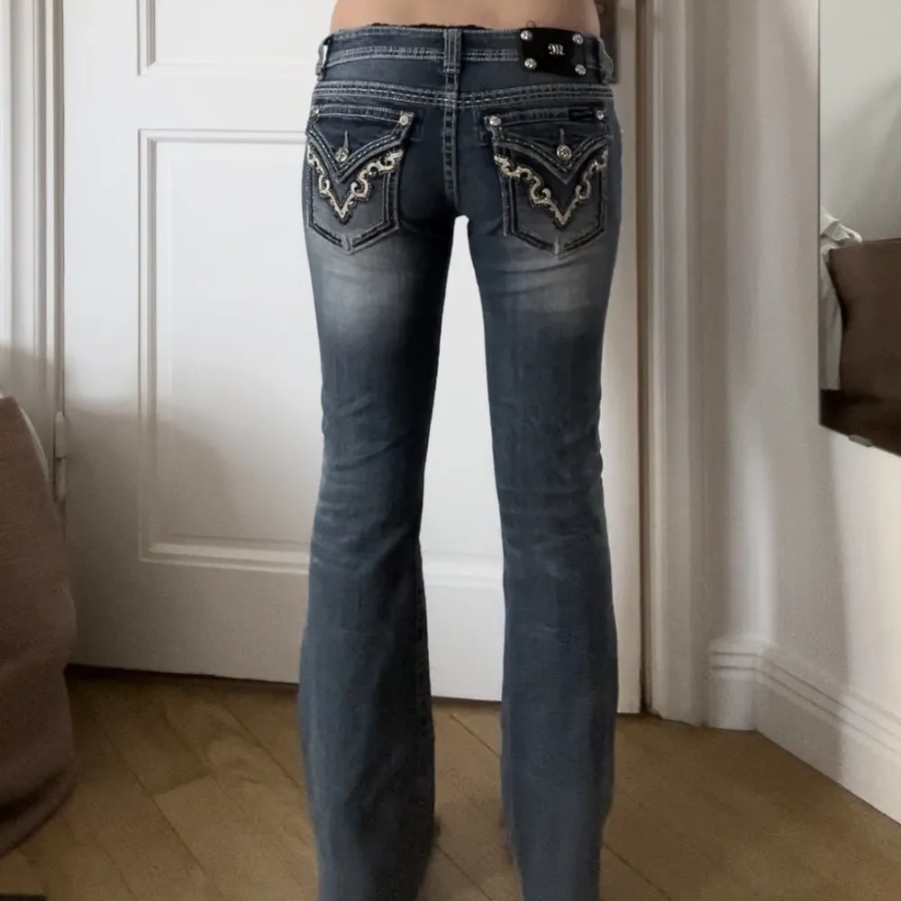 Super snygga y2k miss me jeans💋 Jeansen är utsvängda och är i superbra skick🙌 Kontakta vid intresse. Jeans & Byxor.