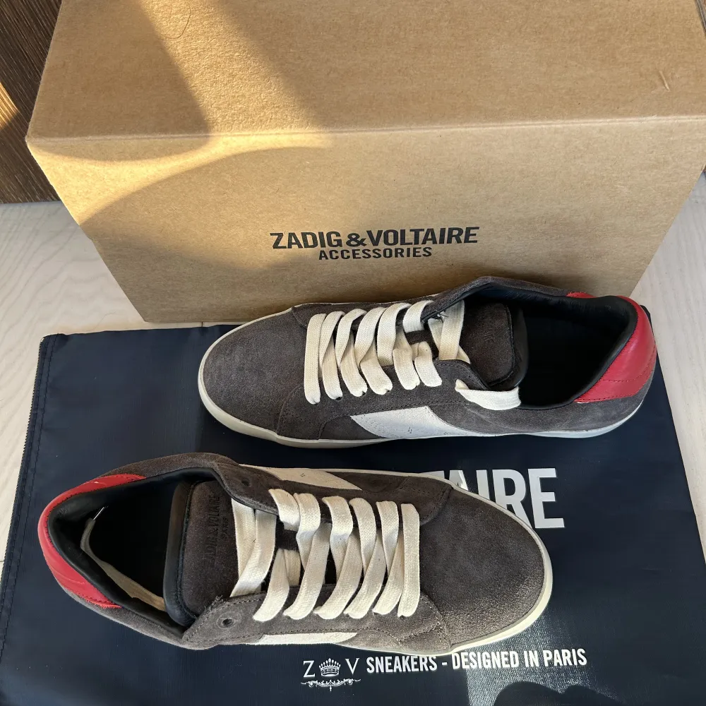 Säljer dess feta Zadig Voltaire skor 🌟10/10 skick helt oanvända 🌟allt og inkluderat 🌟nypris 3500kr🌟säg till om ni har frågor🌟pris kan sänkas vid snabb affär. Skor.