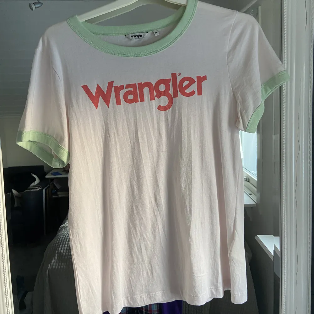 Fin tshirt från wangöer i strl M, aldrig använd. T-shirts.