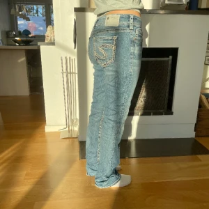 Lågmidjade jeans - Lågmidjade jeans med snygg bakficka. Jag är 163 cm som referens. Hör av dig vid intresse eller frågor!💗