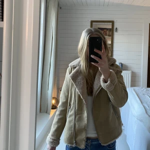 Jacka  - Jättesnygg och unik jacka perfekt till vintern!❄️💞Fluffig inuti och varm! Köptes secondhand för 350 kr