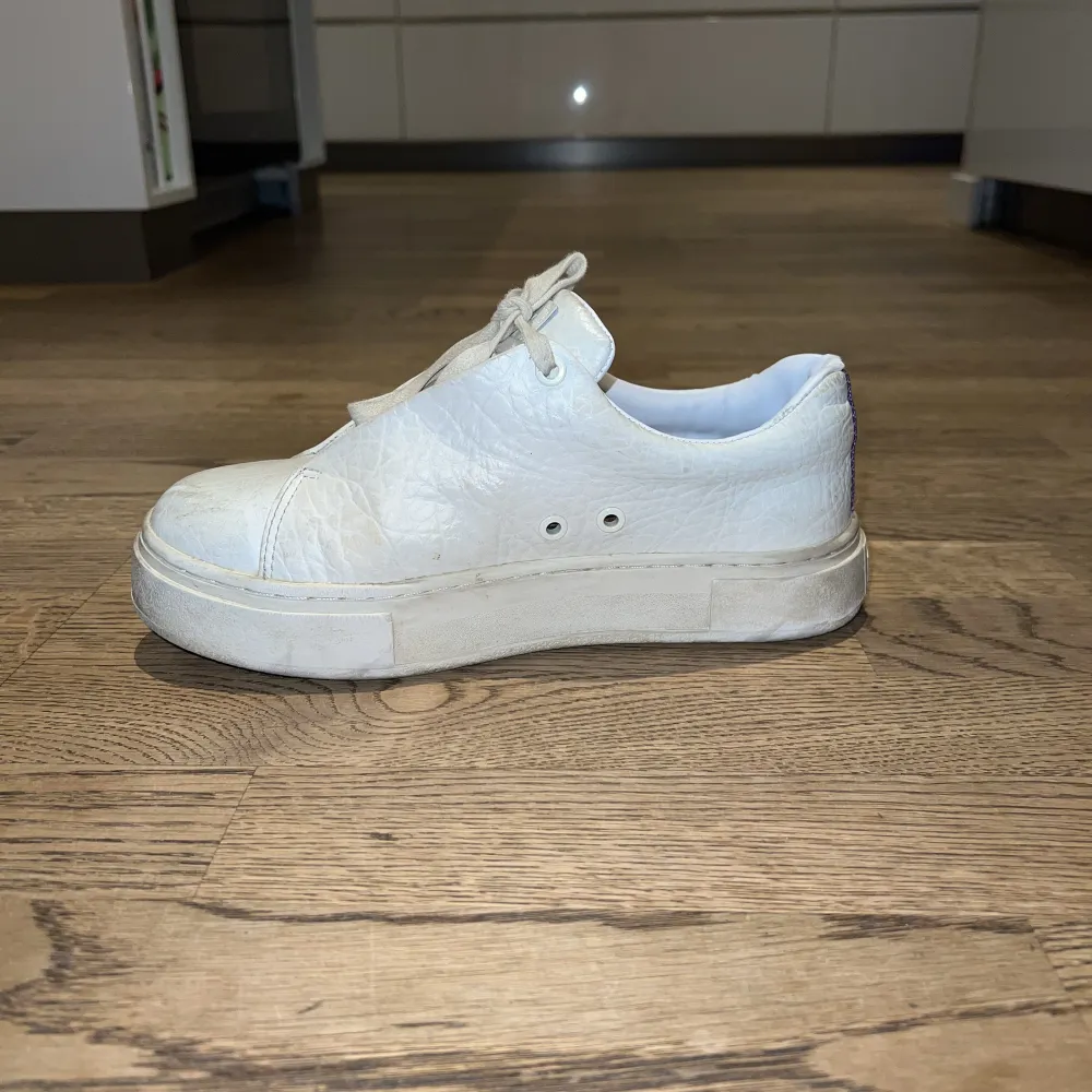 Skit snygga skor från eytys som tyvärr inte kommer till användning! Använt några få gånger och därmed i mycket bra skick✨Köpta på eytys butiken i Stockholm. Kan mötas upp i Stockholm eller frakta☺️. Skor.